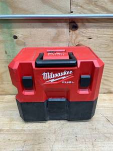 lot 230 image: Milwaukee 1.6 Gallon wetdry vacuum (tool only)