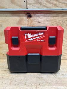 lot 231 image: Milwaukee 1.6 Gallon wetdry vacuum (tool only)