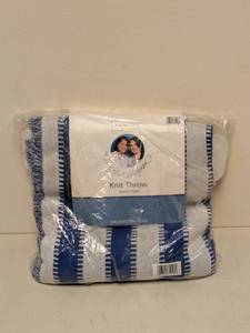 lot 8 image: NEW MAINSTAYS KNIT THROW