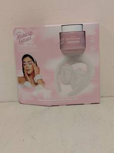 lot 43 image: THE ORIGINAL MAKEUP ERASER CLOUD CLEAN 4PC. SET