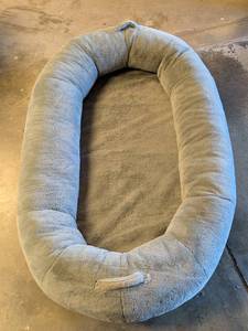 lot 117 image: CANINE CREATIONS OVERSIZED NAPPER GRAY PET BED