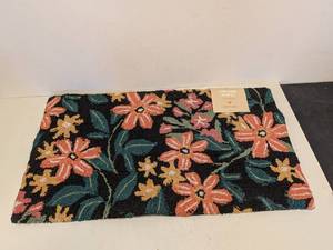 lot 198 image: HAND HOOKED ACCENT RUG (FLORAL)