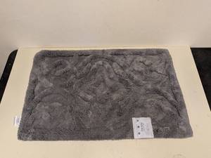 lot 204 image: WEL HOME BY WELSPUN 100% COTTON BATH RUG (GRAY)