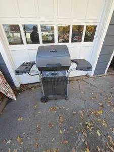 lot 77 image: Gas Grill & Tank In good shape