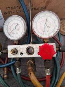 lot 9 image: Snap on Dual Manifold Refrigerant Test Guage System