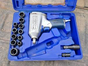 lot 19 image: Air Impact Wrench 12