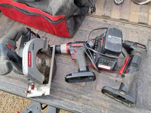 lot 20 image: Craftsman 19.2V Tool Set with Bag