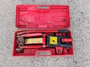 lot 44 image: 2-Ton Hydraulic Floor Jack