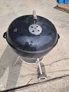 lot 65 image: Weber Charcoal Grill in great shape