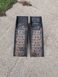lot 67 image: Metal Car Ramp Set