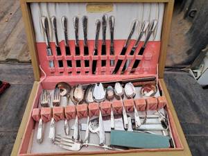lot 74 image: Holmes & Edwards Inlaid Silver Plated Silverware & Knives