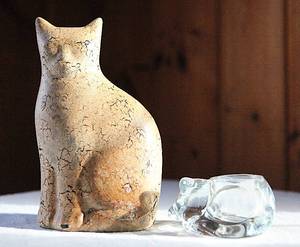 lot 0010 image: Kitty Cat Themed Decor