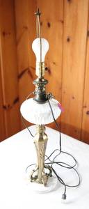 lot 0002 image: Milk Glass Table Lamp
