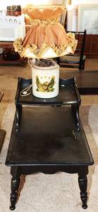 lot 0008 image: American Eagle Liberty Jug Lamp with 2 Tier End Table