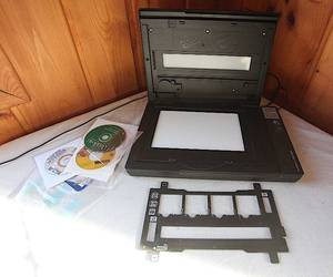 lot 0022 image: Epson Perfection V300 Photo with Film Holders and Software