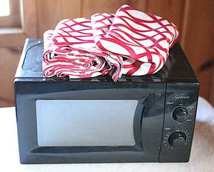 lot 0031 image: Sunbeam Microwave and Table Cloths
