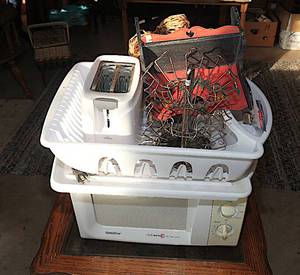 lot 0032 image: GoldStar Microwave, Rival Toaster, and other Kitchen Items