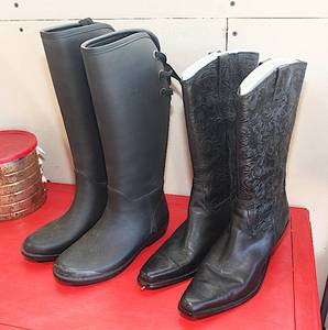 lot 0112 image: Boots - 2 pair - See pic for sizes