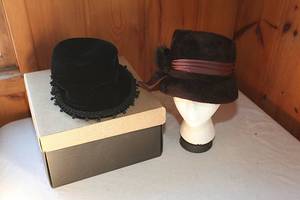 lot 0124 image: RETRO FASHION ATTIC FIND - 60s Mod Hats with Hat Box - Historical WI Find - Lot #4