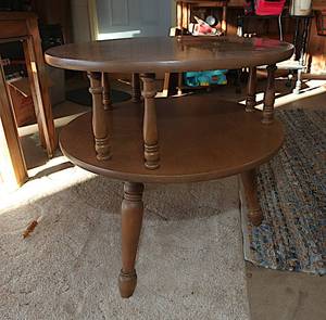 lot 0138 image: Antique Round Table