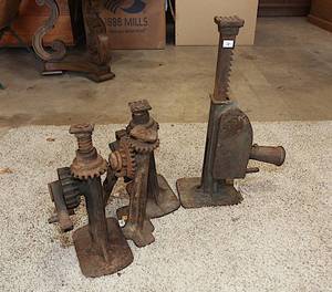 lot 0140 image: Heavy Cast Iron Gear Jacks