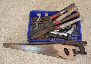 lot 0146 image: Tools and Toilet Seat Bundle