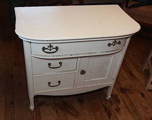 lot 0277 image: Antique Dresser