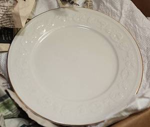 lot 0284 image: Holiday China Set - White - Boxed