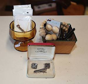 lot 0290 image: Custom Jewelry Bunch - Nice Cuff-linkTie Tack Set in Case - More