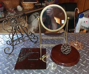 lot 0305 image: Misc Display Items