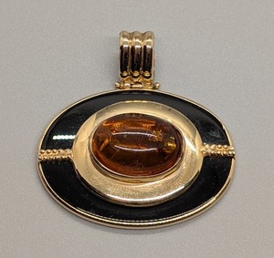 lot 53B image: Vintage 14k Yellow Gold Black Onyx and Amber Stone Pendant Oval Shape