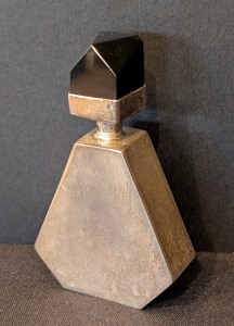 lot 284 image: K - Sterling Silver Geometric Perfume Bottle with Onyx Cap
