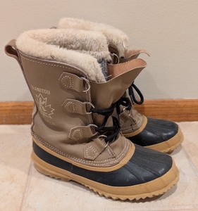 lot 318 image: LR - Sorel Manitou Womens Size 5 Winter Boots with Shearling Lining