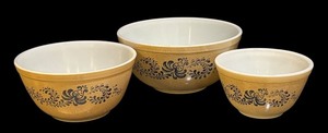 lot 24A image: DR - Set of 3 Vintage Pyrex Homestead Nesting Mixing Bowls