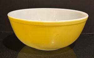 lot 106R image: DR - Vintage Yellow Pyrex Mixing Bowl