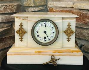 lot 41C image: SR - Vintage Onyx Mantel Clock with Ornate Brass Accents and Key