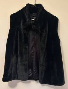 lot 60C image: C - Kristen Blake Black Faux Fur Vest Size Medium