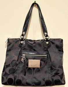 lot 323H image: LR - Coach Poppy Black Signature Purse