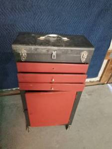 lot 24 image: 3 Drawer tool cabinet on wheels