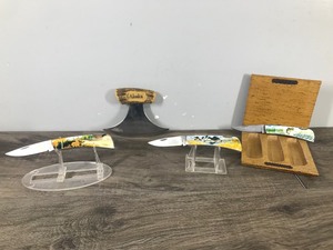 lot 232 image: Alaska Ulu Knive and 3 Hunting Knives with Wildlife on them with Wooden Box