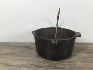 lot 236 image: Vintage GRISWOLD Cast Iron Deep Patty Bowl #72 Wire Bail Handle Erie, PA