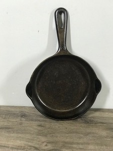 lot 240 image: Vintage Griswold No. 3 Cast Iron Skillet
