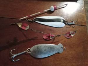 lot 54 image: Vintage K-B Superior Wisconsin spoon lure, Len Thompson #4 black & white daredevil, vintage spinner, and vintage bobber