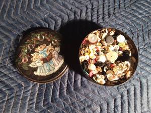 lot 36 image: Tin of vintage buttons