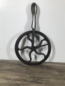 lot 243 image: RARE Primitive Unique Antique Cast Iron Wagon Wheel Measuring Tool