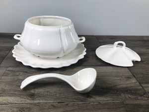 lot 248 image: Large Vintage White Ceramic California USA Pottery White Soup Tureen (H16)