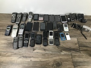 lot 252 image: Large Lot of Cell Phones, Cameras and More