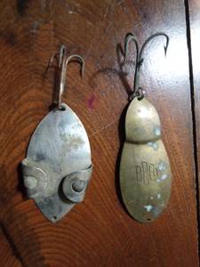 lot 79 image: Vintage Brass BBCo Spoon lur and a vintage Pflueger Muskil Tandem spinner fishing lure