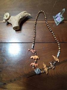 lot 70 image: Wood safari necklace, vintage ring holder and a screw on ornament