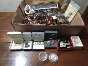 lot 68 image: Flat of jewelry including 14k GF ring, Van Del necklace 1420, Murano necklaceearring set, Hallmark necklace, and Trifari clip earrings